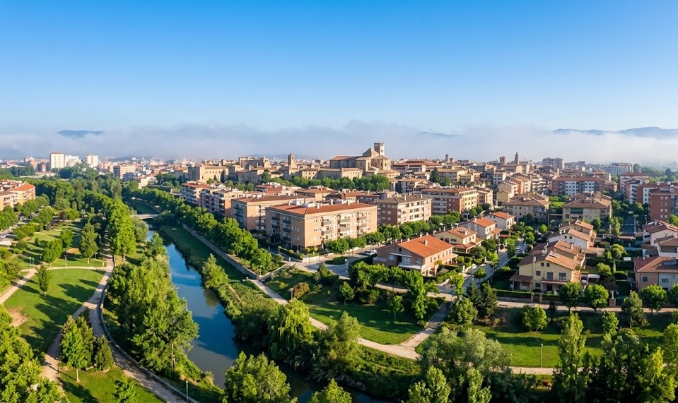 Vistas de las zonas residenciales, espacios verdes y el entorno de Horta Vermella en Vic